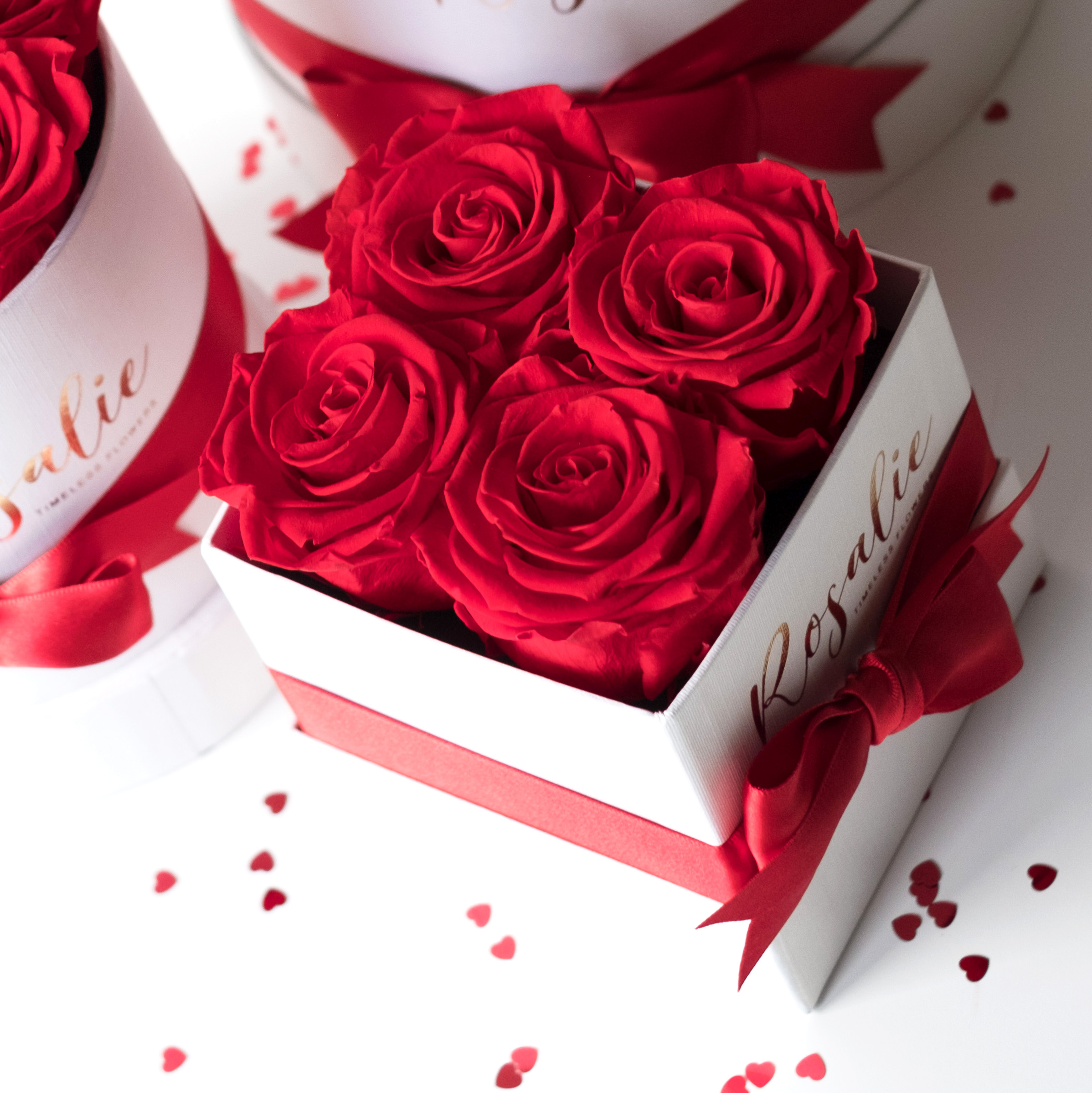 scatola con 4 rose stabilizzate di colore rosso e nastro abbinato