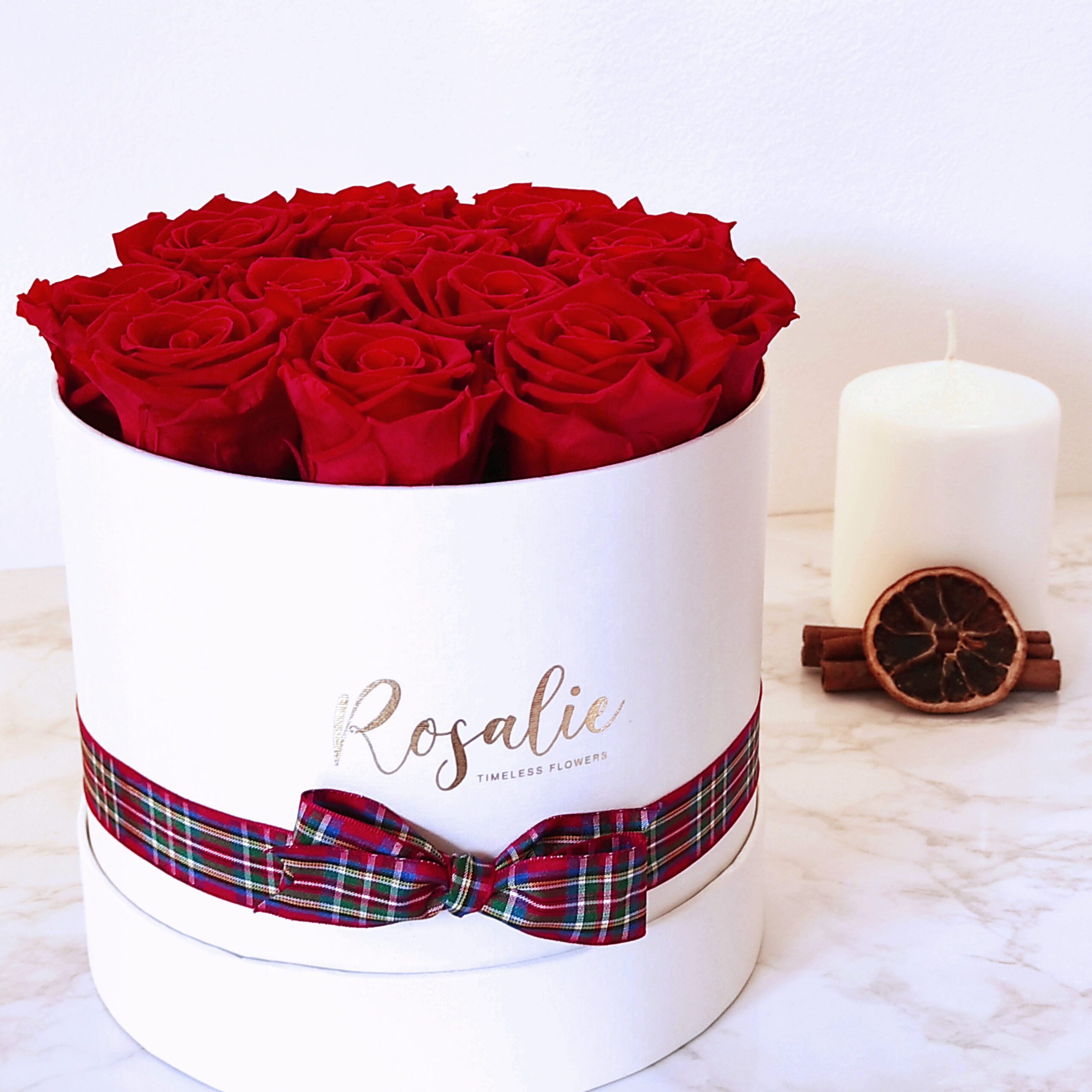 box da 12 rose stabilizzate rosse di natale con fiocco a motivo tartan